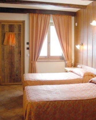 Day, Photo of the whole room