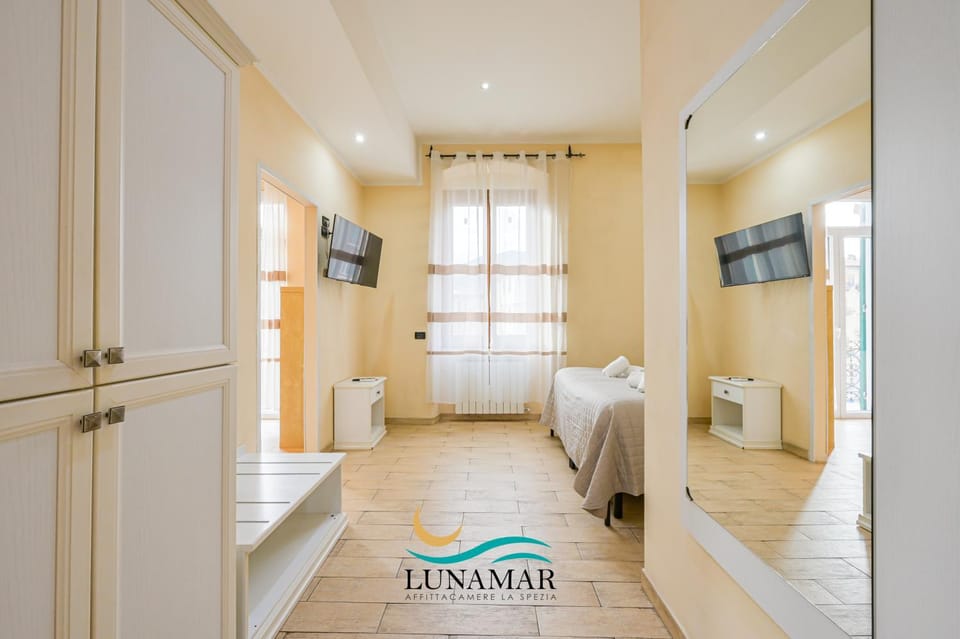 Bed, TV and multimedia, Bedroom, towels