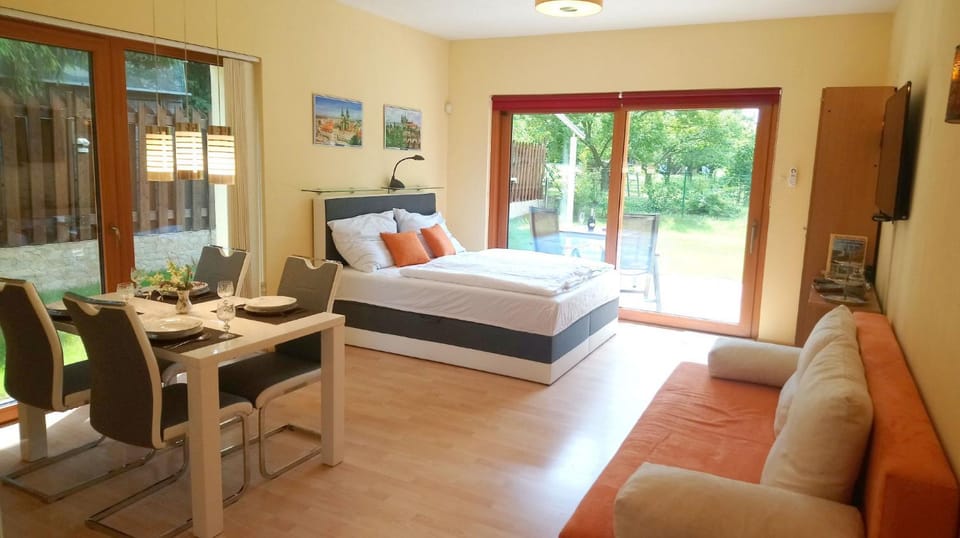 Bed, Photo of the whole room, Dining area, Garden view