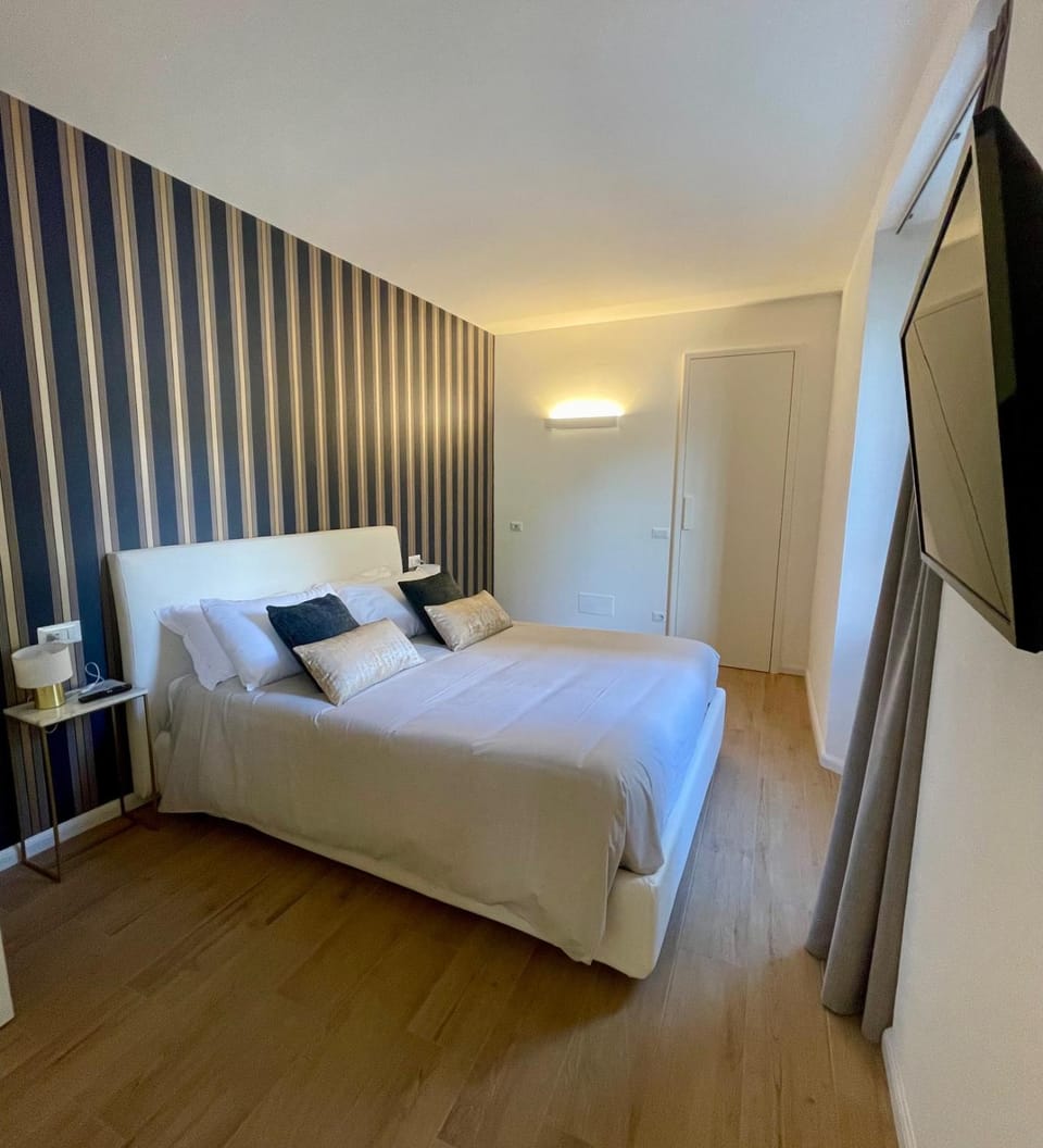 Bed, TV and multimedia, Bedroom