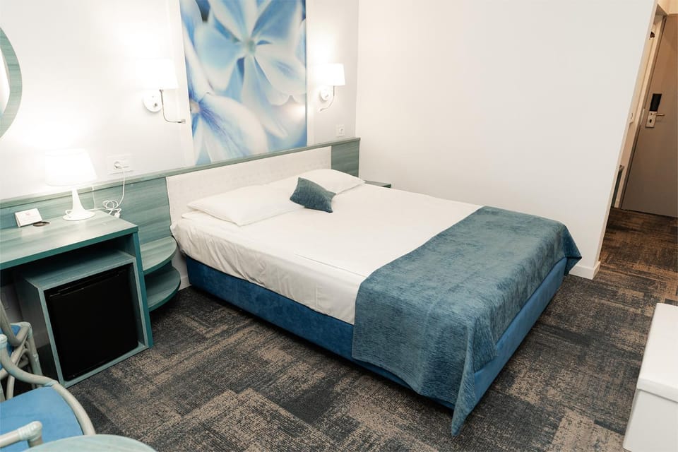 Bed, minibar