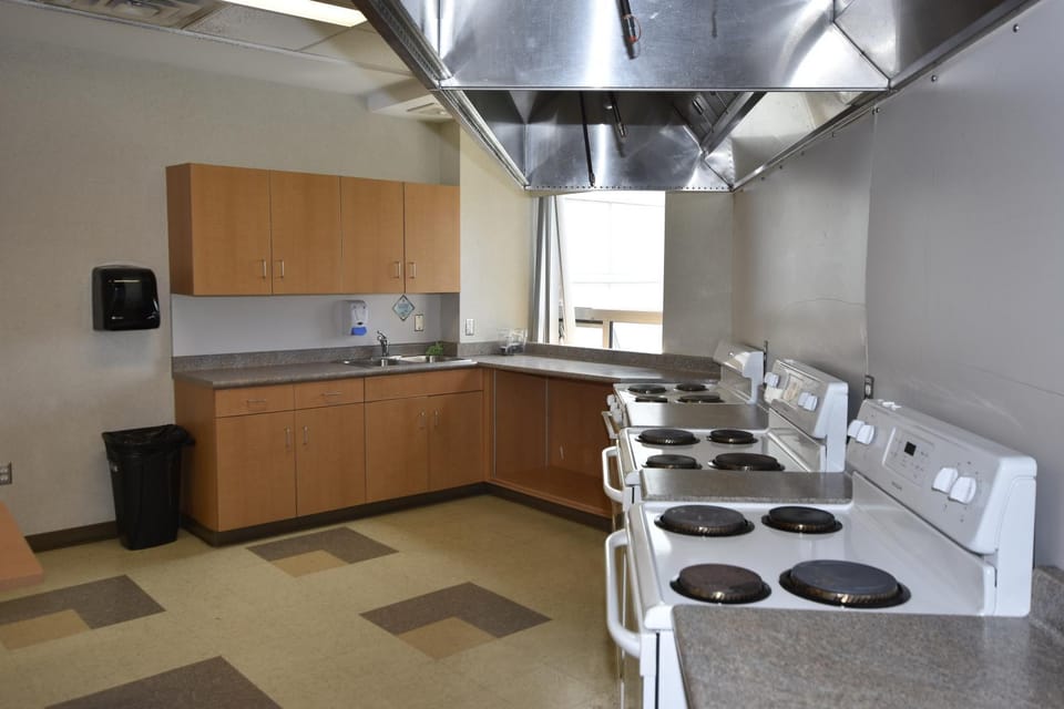 Kitchen or kitchenette, Communal kitchen