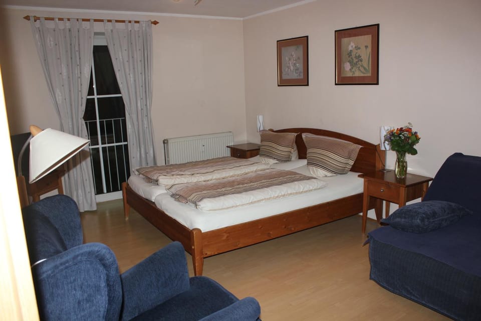 Ferienwohnungen Goldbach 2. Stock Apartment in Regensburg