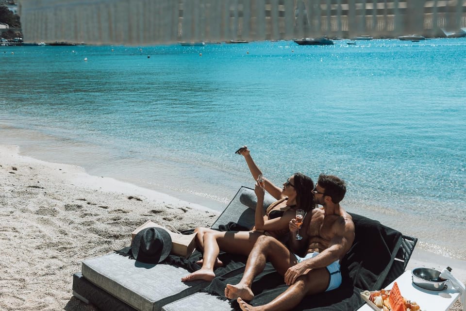 People, Food and drinks, Beach, Drinks, Alcoholic drinks, Non alcoholic drinks, Location, sunbed