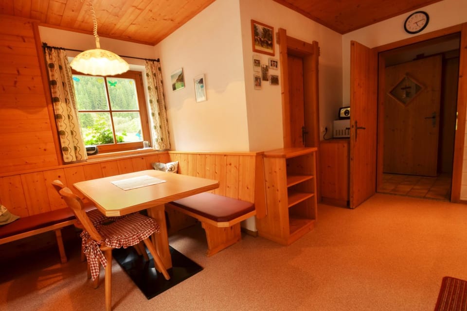 Kitchen or kitchenette, Seating area