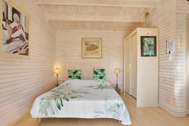 Chalets 1 MESANGE BLEUE Roquebrune Sur Argens Chalet in Roquebrune-sur-Argens