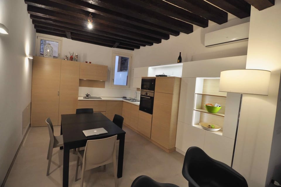 Kitchen or kitchenette, minibar, pet friendly, stove