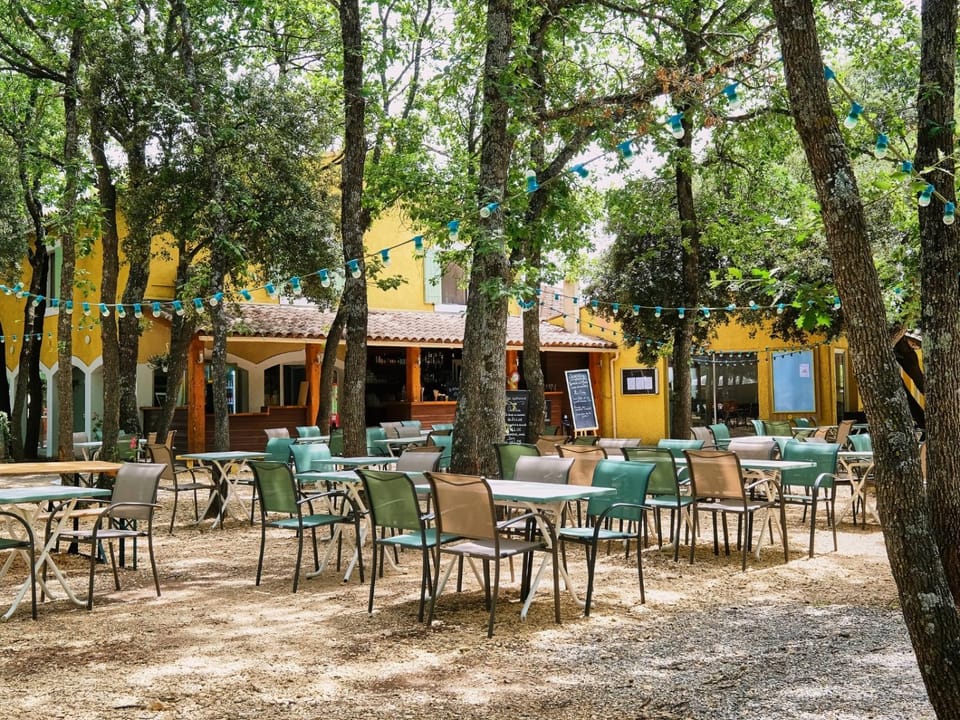 Property building, Restaurant/places to eat, Lounge or bar