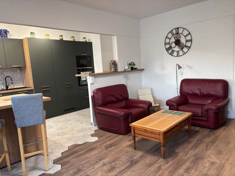 BedinReims elegant green bottle quiet and close to center free parking and wifi free ideal 5 à 9 Adultes Apartment in Reims