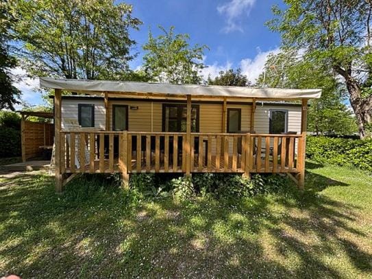 Flower Camping Les Mijeannes Campground/ 
RV Resort in Occitanie