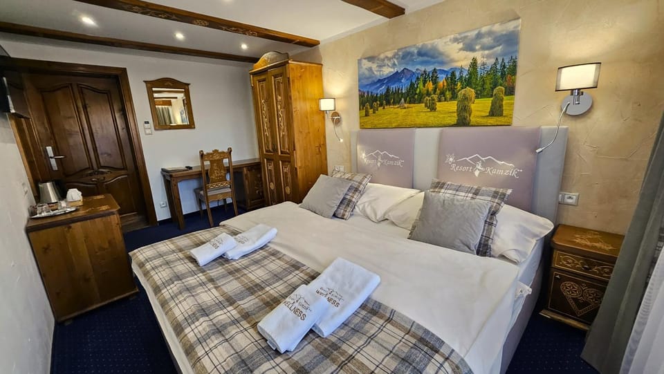Bed, Photo of the whole room, Bedroom