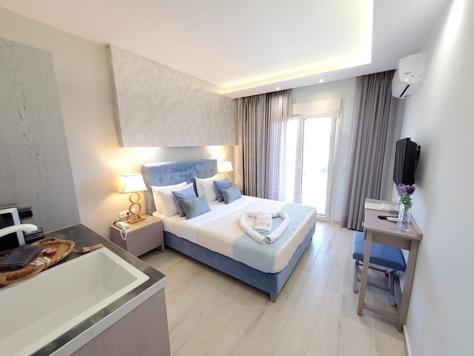 Bed, TV and multimedia, Photo of the whole room, Bedroom