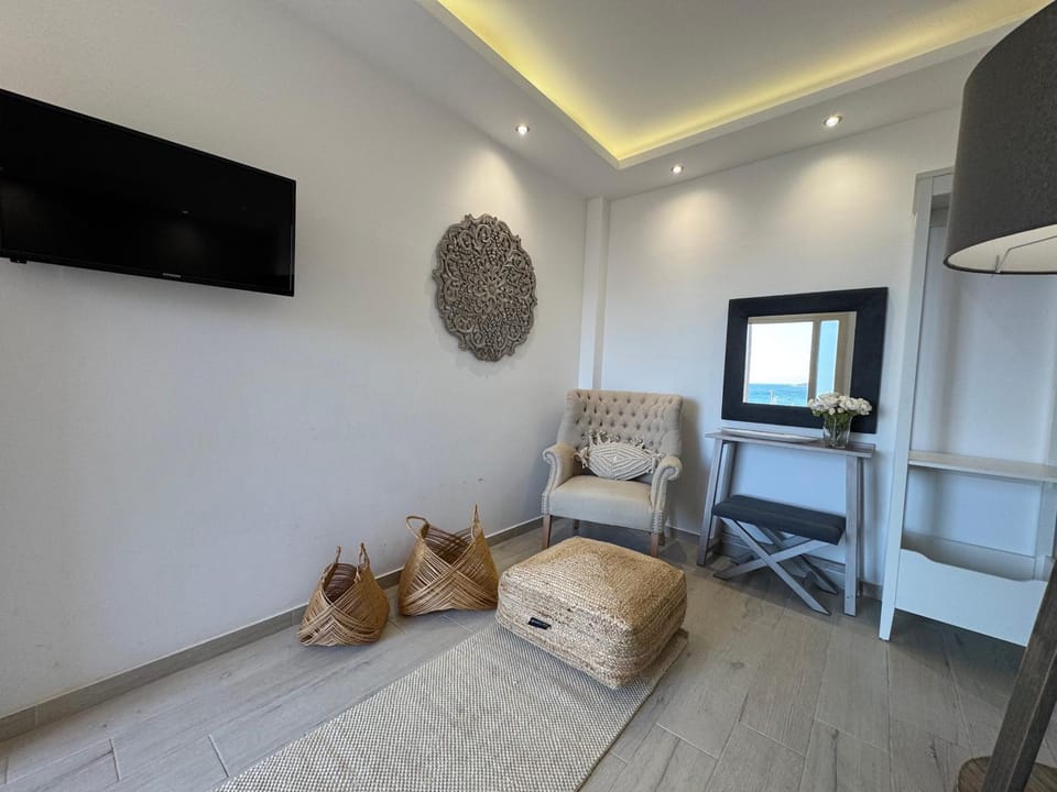 TV and multimedia, Photo of the whole room, Seating area, Bedroom