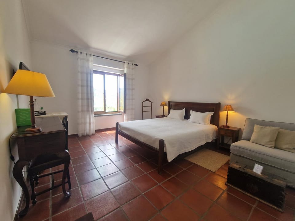 Bed, Photo of the whole room, Seating area, Bedroom, hair dresser