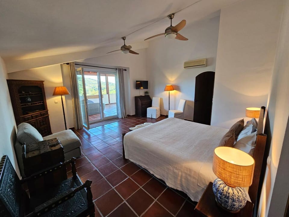 Bed, Photo of the whole room, Seating area