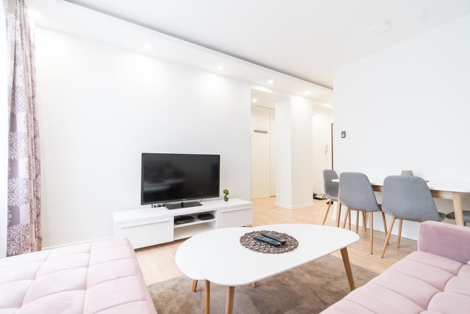TV and multimedia, Living room, Seating area, Dining area