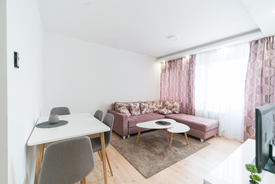 TV and multimedia, Living room, Seating area, Dining area