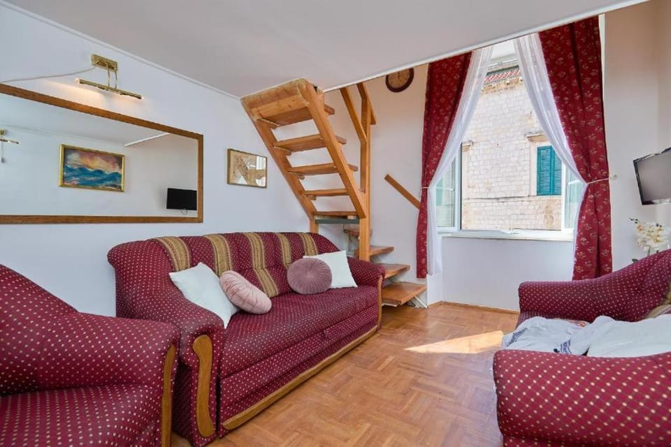View (from property/room), View (from property/room), Living room, Seating area, Landmark view