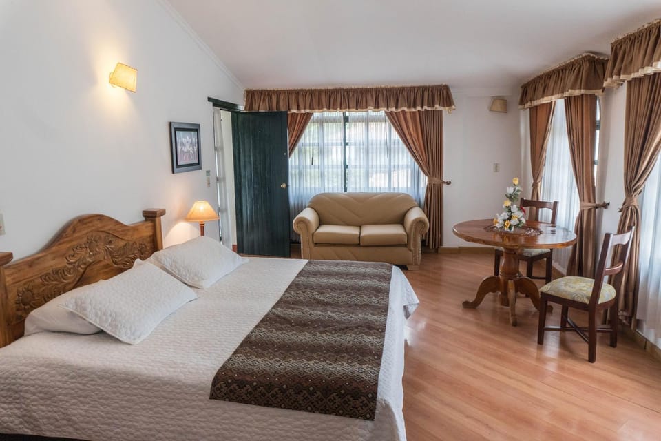 Bed, Living room, Photo of the whole room, Seating area, Bedroom