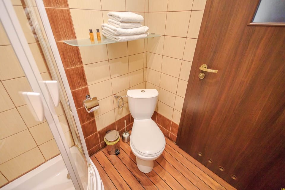 Shower, Toilet, Bathroom, Bedroom