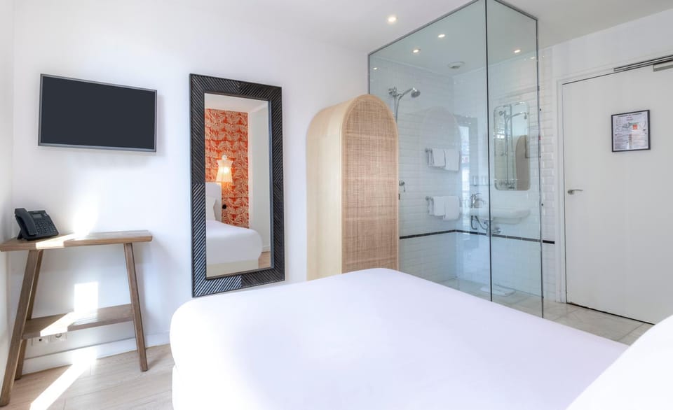 Bed, Bathroom, TV and multimedia, wardrobe
