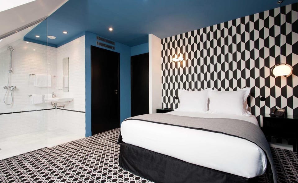Toilet, Bed, Photo of the whole room
