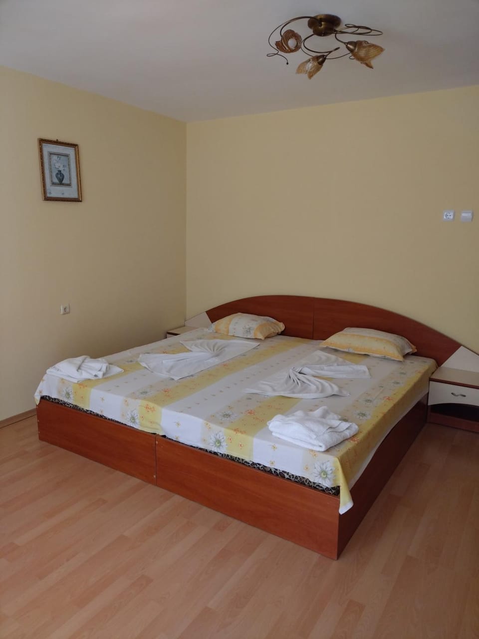 Bed, Photo of the whole room, Decorative detail, Bedroom, towels