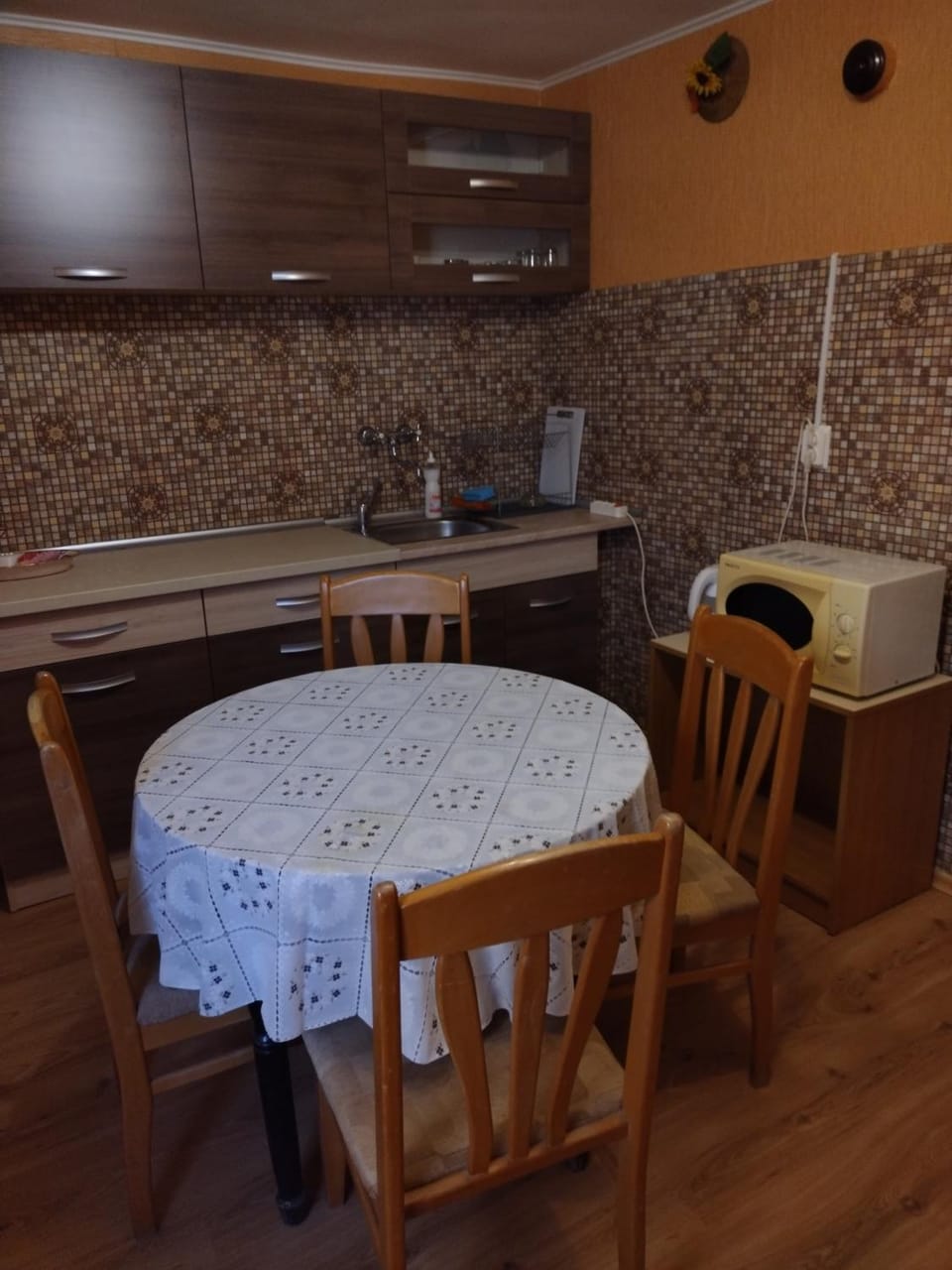 Kitchen or kitchenette, Decorative detail, Seating area, Dining area, microwave
