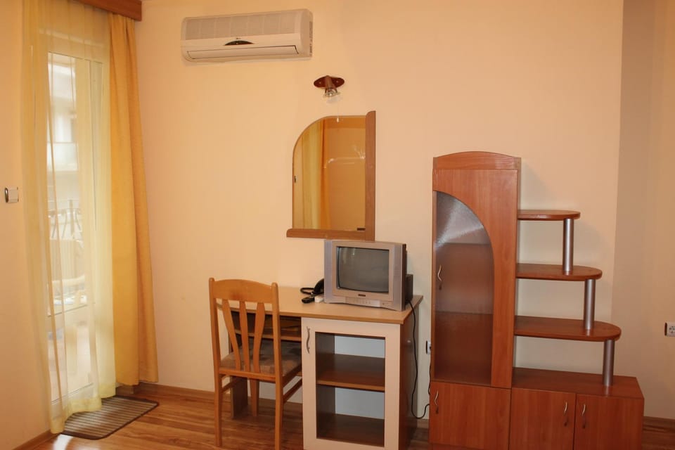 View (from property/room), Decorative detail, Seating area, air conditioner