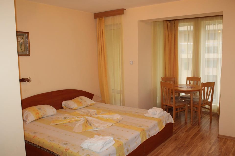Bed, View (from property/room), Photo of the whole room, Seating area, Dining area, Bedroom, towels