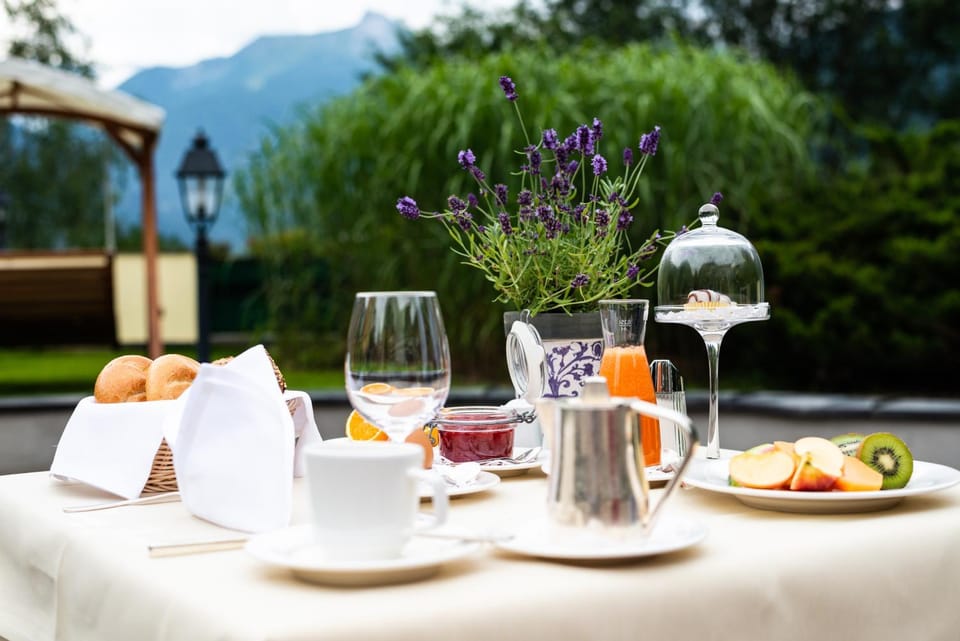Restaurant/places to eat, Balcony/Terrace, Food and drinks, Breakfast