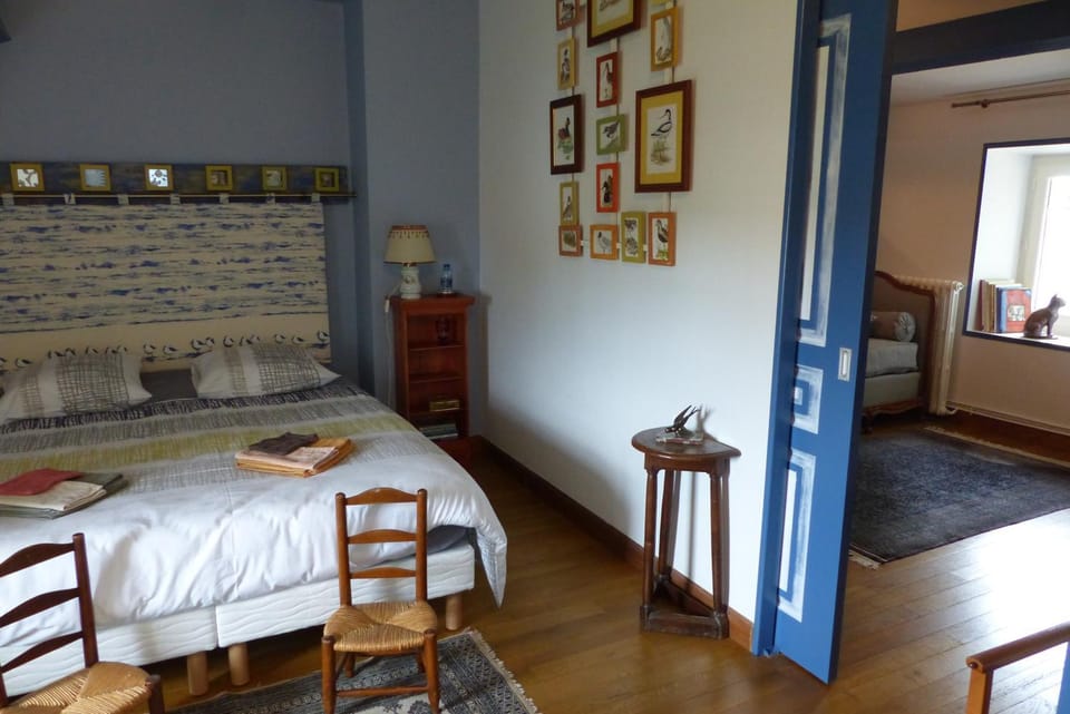 Photo of the whole room, Bedroom