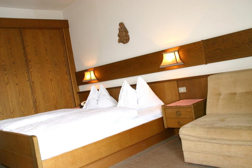 Bed, Seating area, Bedroom