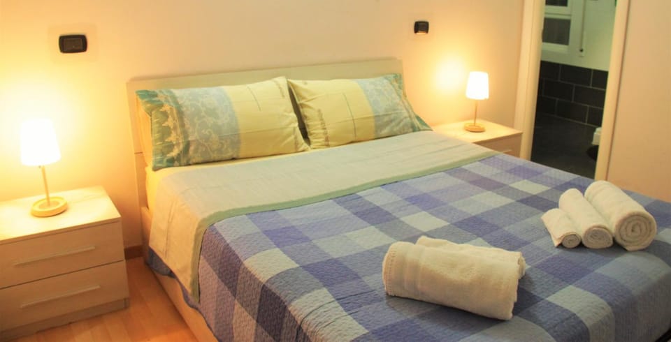 Bed, Bathroom