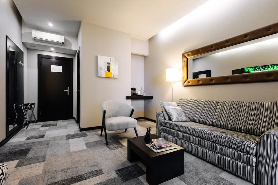 Coffee/tea facilities, Living room, Seating area, Dining area