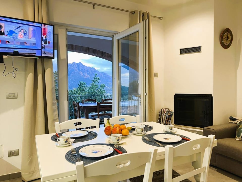 Natural landscape, TV and multimedia, Dining area, Evening entertainment, Mountain view, Lunch