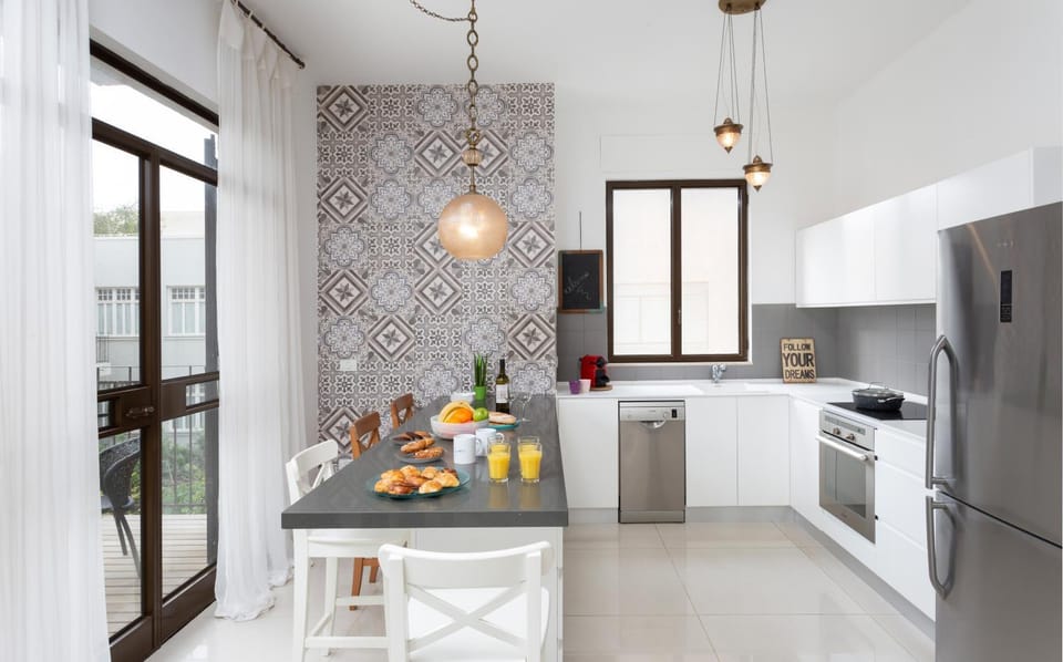 Kitchen or kitchenette, Dining area