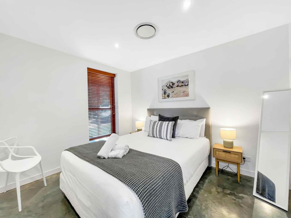 Two Doors Country House in Broke
