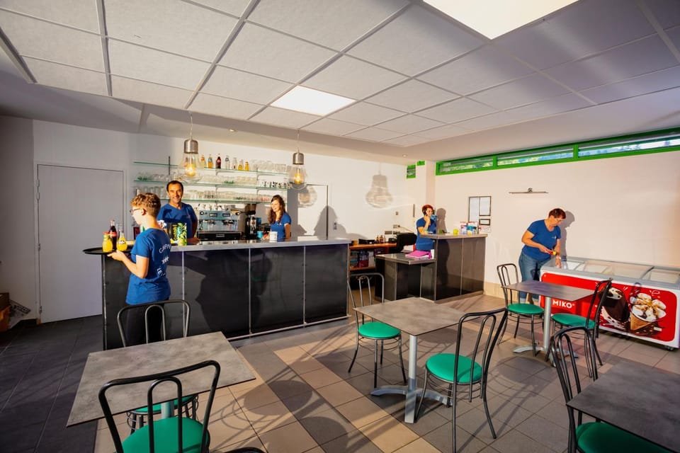 Staff, Restaurant/places to eat, Lounge or bar