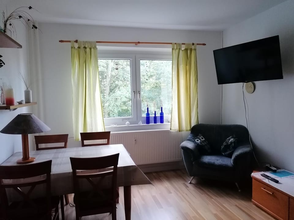 TV and multimedia, Living room, Seating area, Dining area