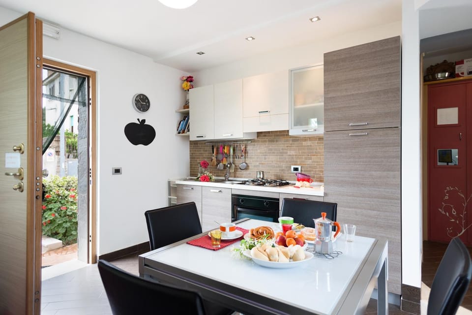 Kitchen or kitchenette, Dining area, Beach