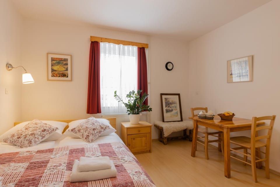 Bed, Photo of the whole room, Seating area, towels