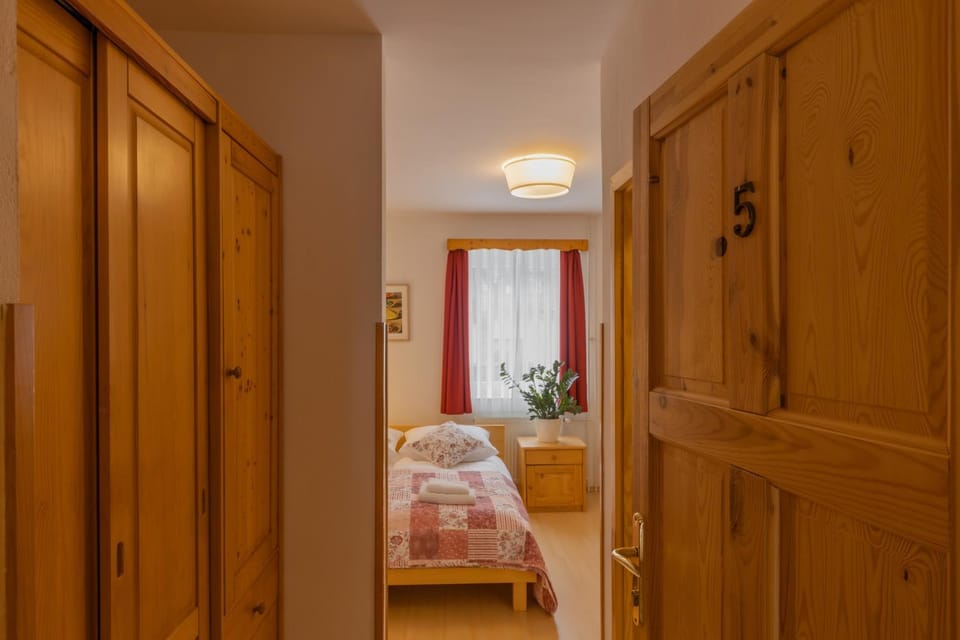 Bed, Photo of the whole room, wardrobe