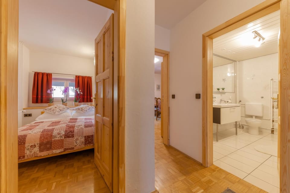 Shower, Toilet, Bed, Bathroom, Bedroom, towels