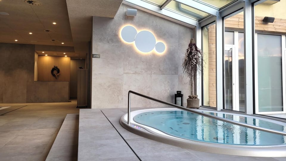 Hot Tub, Swimming pool