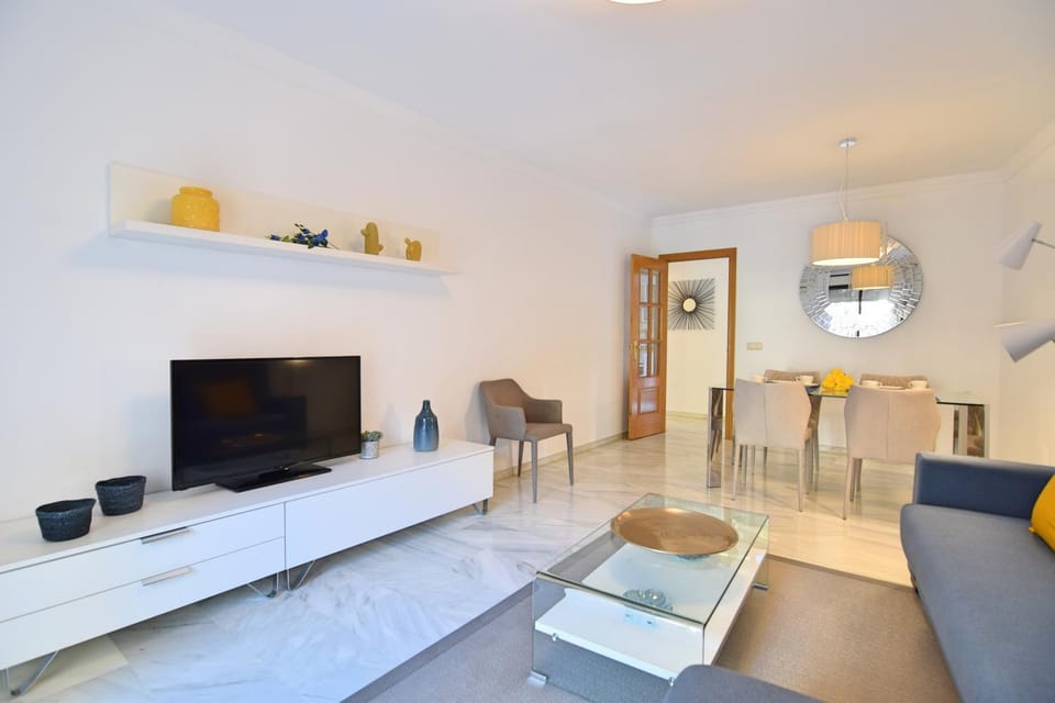 TV and multimedia, Living room, Seating area, Dining area