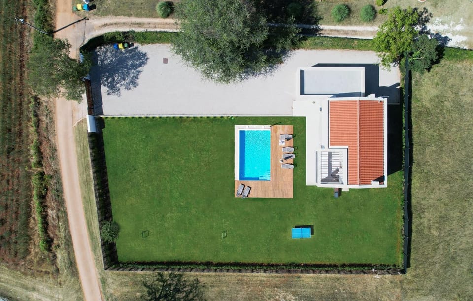 Property building, Garden, Swimming pool