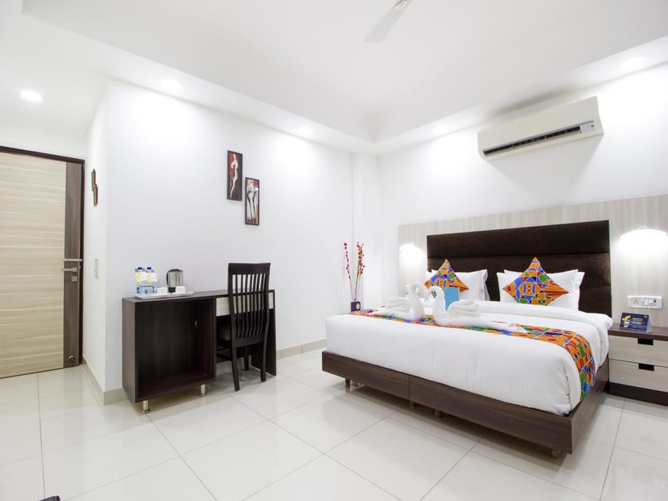 TV and multimedia, Coffee/tea facilities, Seating area, Dining area, Bedroom