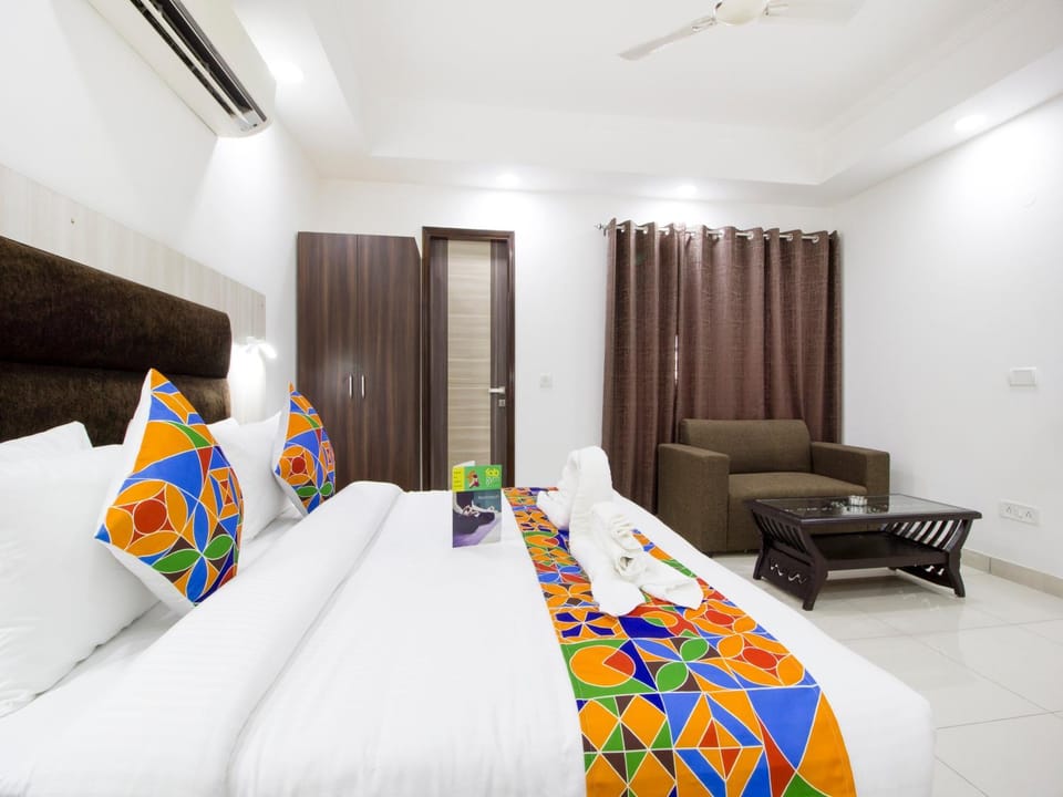 TV and multimedia, Seating area, Bedroom