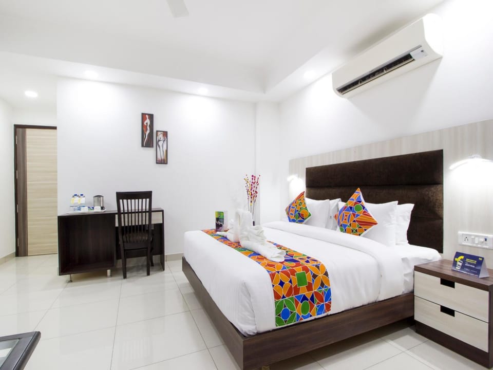 TV and multimedia, Seating area, Bedroom